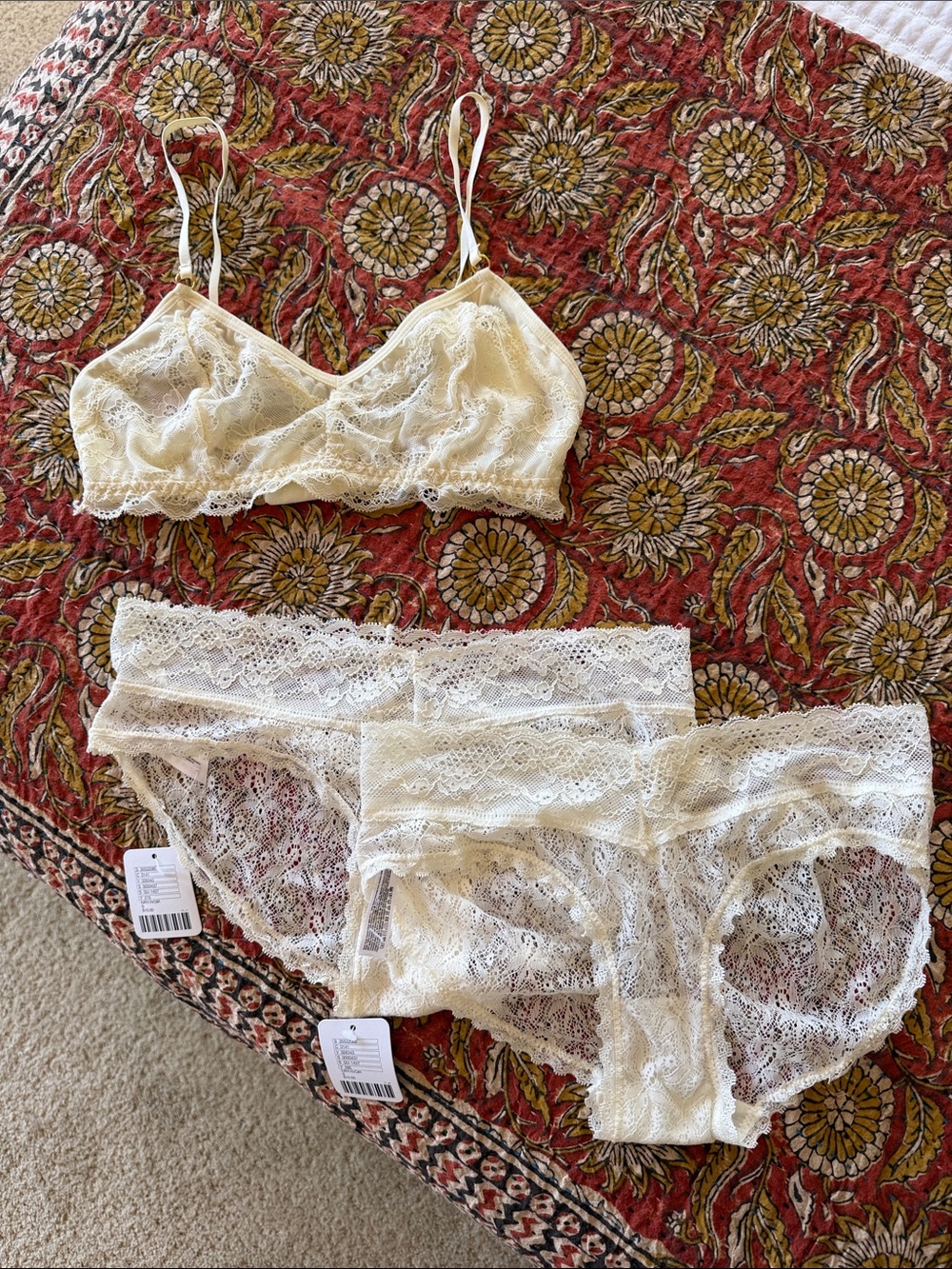 NWt Urban Outfitters Cream Lace Bralette & Bikini Set - Small